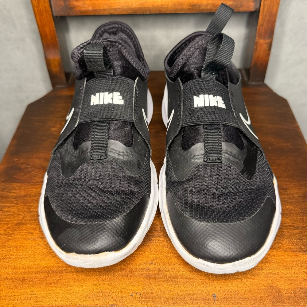Nike Flex Runner 2 Kids Size 1Y Black &White| Slip On Running/Training Sneakers - Picture 3 of 9